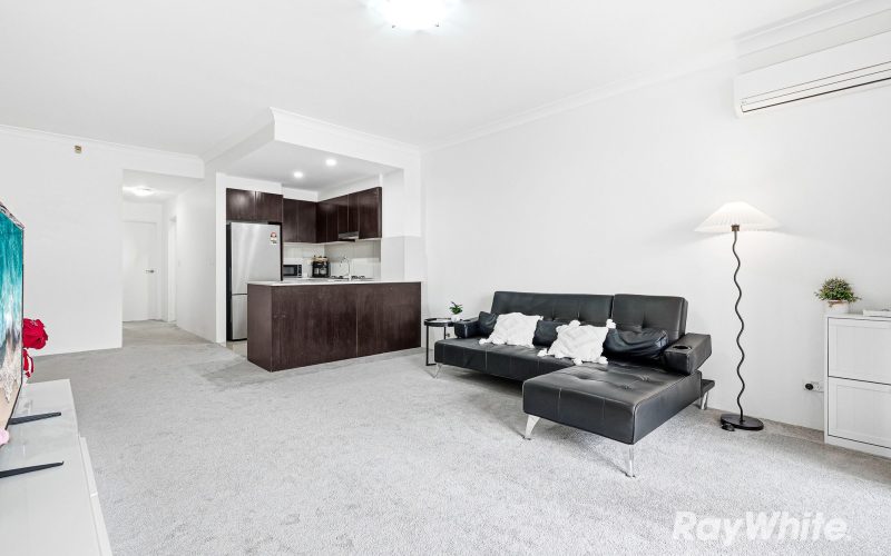 Spacious Full-Brick Apartment with Reserve Outlook in a Prime Location