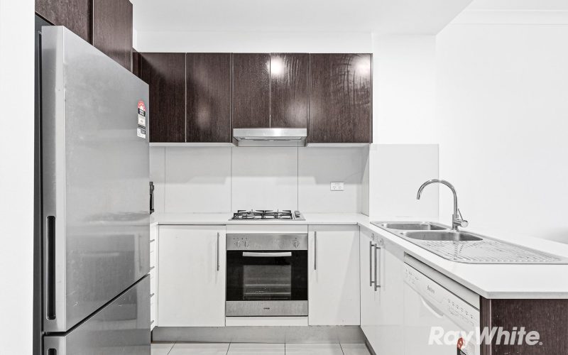 Spacious Full-Brick Apartment with Reserve Outlook in a Prime Location