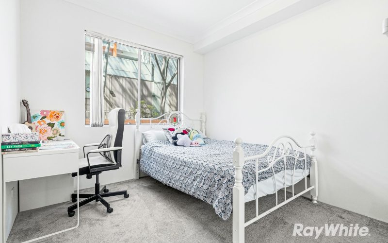 Spacious Full-Brick Apartment with Reserve Outlook in a Prime Location