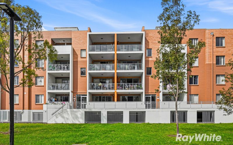 Spacious Full-Brick Apartment with Reserve Outlook in a Prime Location